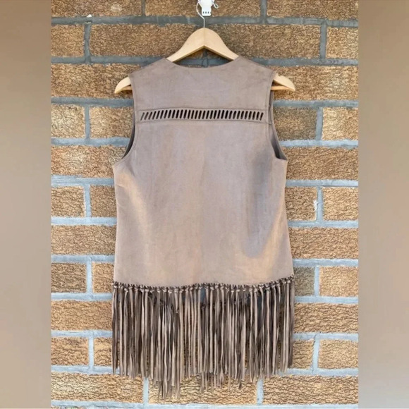 Gracia Faux Suede Fringed Boho Cut Out
Vest medium - Picture 2 of 8